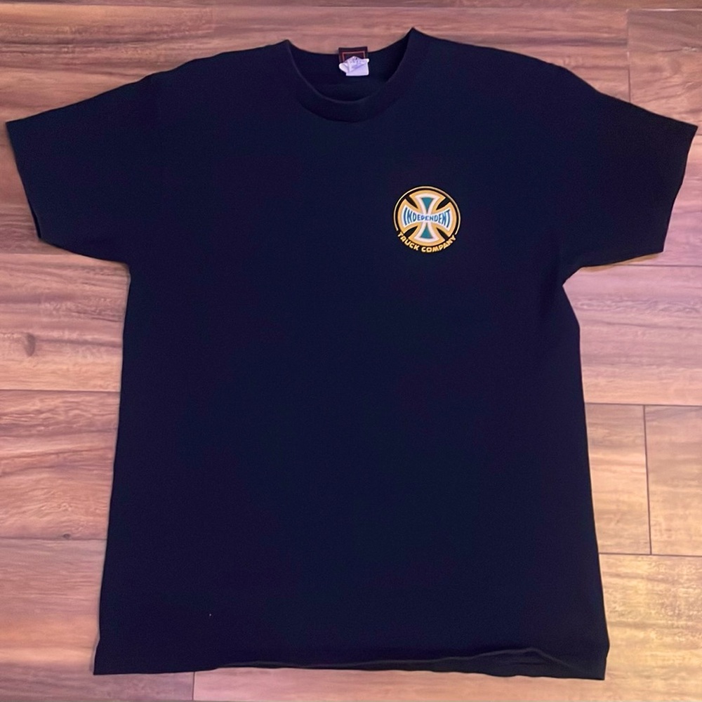 Very clean independent skate shirt, slightly warm and in good condition.